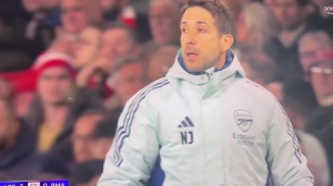 188金宝博体育-乔佛在罚任意球前不停打手势？赖斯：他让我传中 但我直接打了